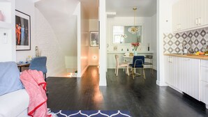 Un apartamento moderno con sala de estar, comedor y cocina.