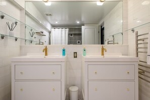 Haartrockner, Handtücher, Seife, Shampoo