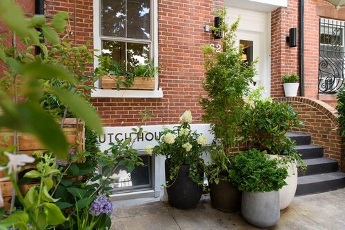 The Bond Townhouse – Cobble Hill Duplex with Private Garden