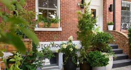The Bond Townhouse – Cobble Hill Duplex with Private Garden