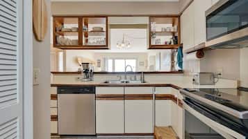 冷蔵庫、電子レンジ、オーブン、コンロ