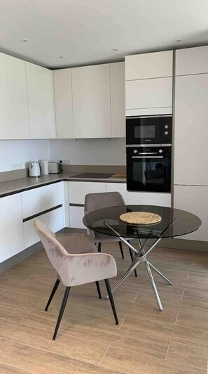 Fridge, microwave, oven, stovetop - Magnifique Appartement vue mer (Cannes)