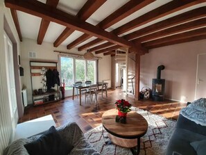 Una chimenea, libros