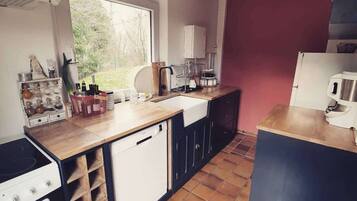 Jääkaappi, uuni, liesi, astianpesukone