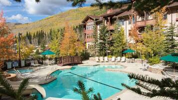 Lämmitetty uima-allas