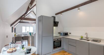 40C 2 bed Celosia Beautiful Town Centre Apartment - Pass the Keys