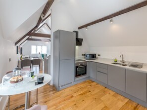 Kühlschrank, Mikrowelle, Ofen, Geschirrspüler