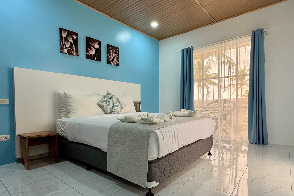 S4, Classic Double Room, Non Smoking, Partial Ocean View | 1 bedroom, in-room safe, blackout drapes, bed sheets