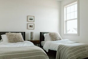 4 bedrooms, iron/ironing board, travel crib, WiFi - Middlebrook Retreat, "Luxurious Retreat in Iowa's First Agrihood: Minutes to Des Moines & Steps to C... (Cumming)