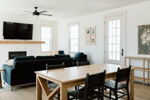 Dining - Middlebrook Retreat, "Luxurious Retreat in Iowa's First Agrihood: Minutes to Des Moines & Steps to C... (Cumming)