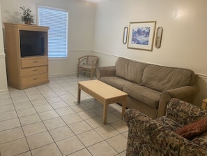 Living area - Comfy townhome just 2 minutes from the beach! (Myrtle Beach)