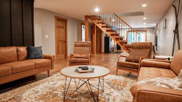 TV connectée, cheminée, baby-foot, livres