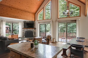Smart TV, fireplace, foosball, books - Modern, Sauna, Near Whiteface/Lake Placid, Dogs, Mountain Views (Wilmington)