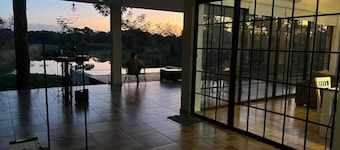 Casa Moderna Junto al rio