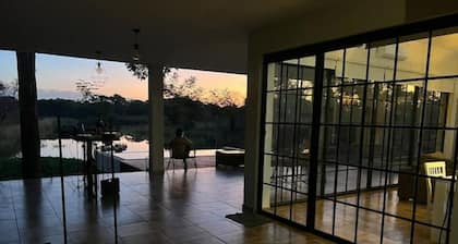 Casa Moderna Junto al rio