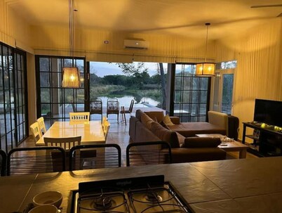 Casa Moderna Junto al rio