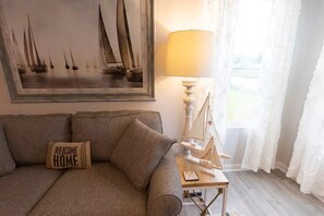 Living area - Cozy Coastal Home Near Beaches, Shops, Restaurants (Southport)