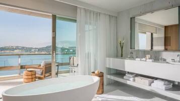 Banheira de hidromassagem, secador de cabelo, toalhas de banho, sabonete