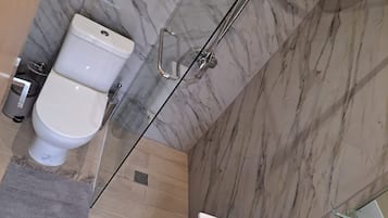 Douche, sĂšche-cheveux, serviettes fournies, papier toilette