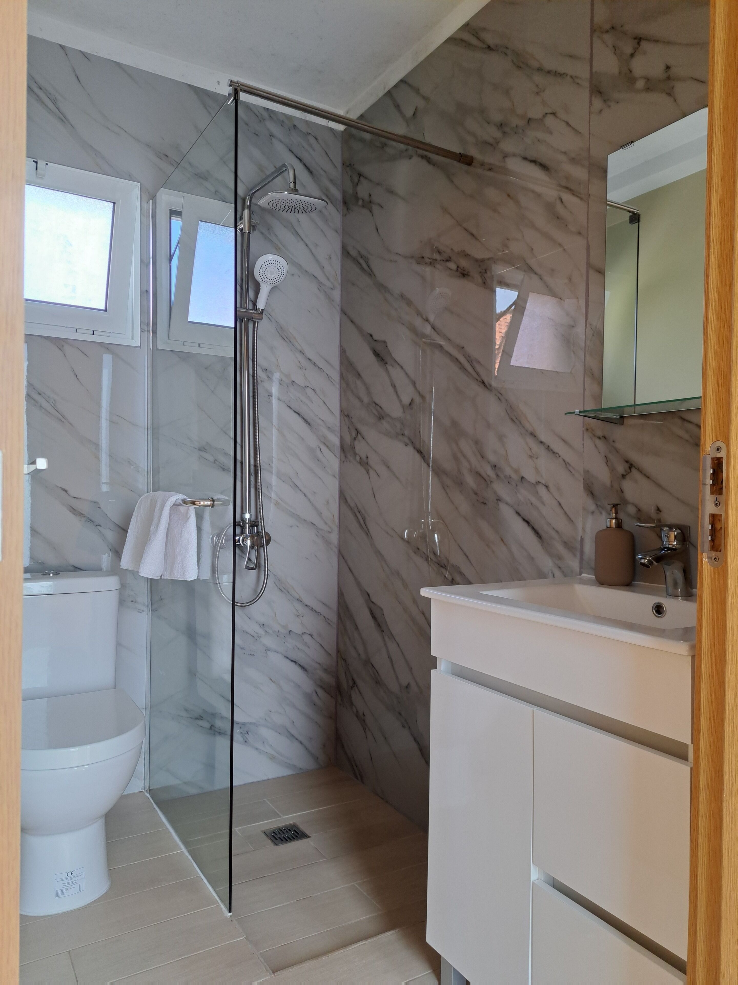 Dusche, Haartrockner, Handtücher, Toilettenpapier