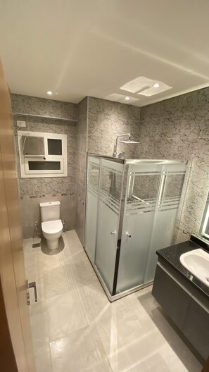 Combined shower/bathtub, rainfall showerhead, towels, soap