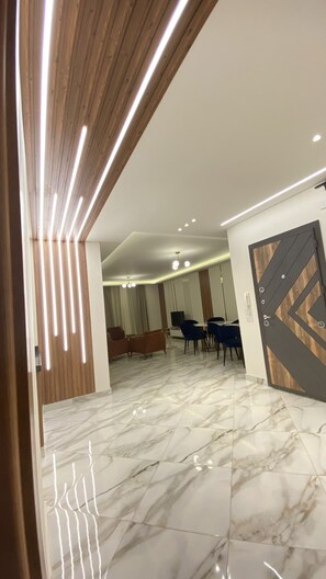 En 65-tommers smart-TV med digitale kanaler