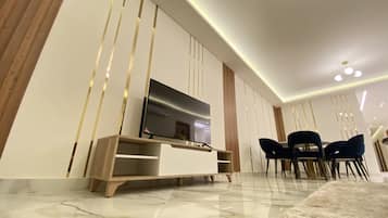 Apartamento | Zona de estar | Smart TV de 65 pulgadas con canales digitales