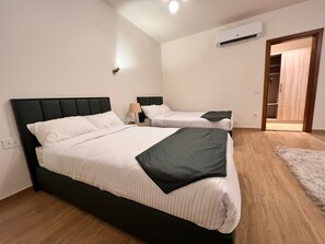 Dobbeltrom | Safe på rommet, skrivebord, strykejern/-brett og wi-fi (inkludert)