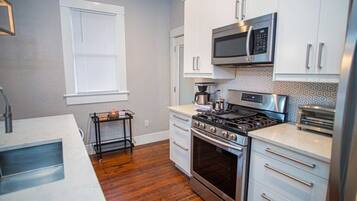 Kylskåp, mikrovågsugn, ugn och spishäll