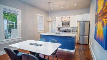 Kylskåp, mikrovågsugn, ugn och spishäll