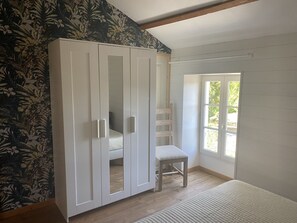 3 chambres, fer et planche à repasser, Wi-Fi, draps fournis