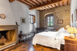 Frette Italian sheets, premium bedding, down duvets, soundproofing - Borgo il Poeta (Umbertide)