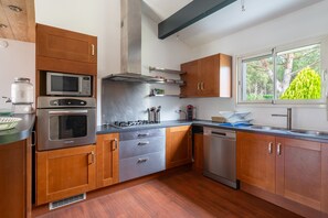 Een koelkast, een magnetron, een oven, een vaatwasser