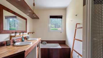 Een haardroger, handdoeken