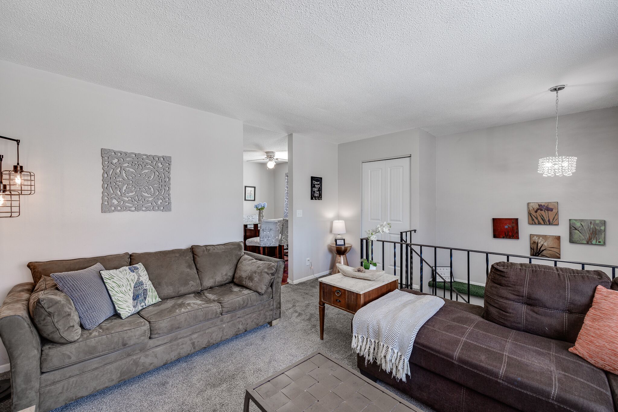 TV connectée, lecteur de DVD, livres, vidéothèque