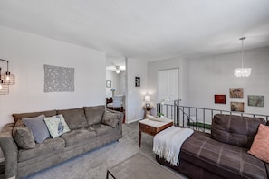 TV connectée, lecteur de DVD, livres, vidéothèque