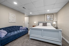 4 chambres, bureau, fer et planche à repasser, lit parapluie