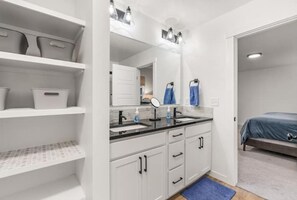 4 室のベッドルーム、アイロン / アイロン台、WiFi (無料)、ベッドシーツ