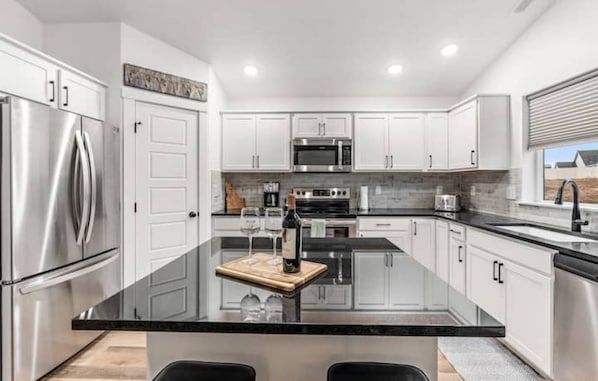 Refrigerador, microondas, horno, placa de cocina