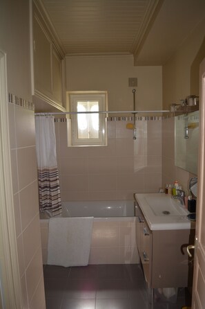 Bruser, håndklæder, Sæbe, Toiletpapir