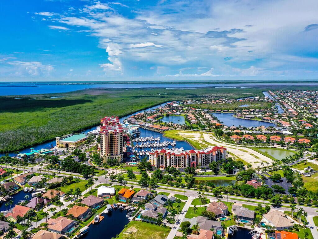 Harbour Haven - on the Coast in Cape Harbour! Walk to Shops/Dining/Music.
