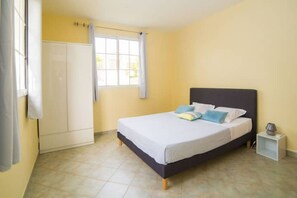 3 dormitorios, tabla de planchar con plancha, wifi gratis y ropa de cama