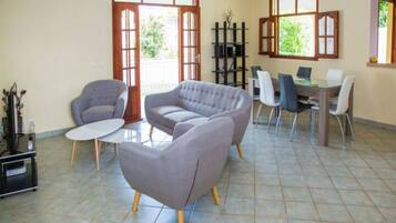 TV connectée, livres, chaîne hi-fi