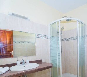 Séchoir à cheveux, serviettes fournies, papier de toilette