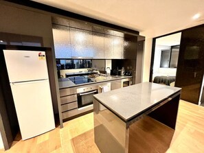 Køleskab, mikrobølgeovn, ovn, kogeplade