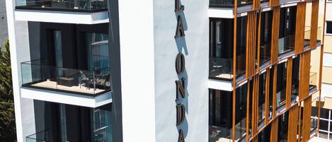 Vista frontal de la propiedad