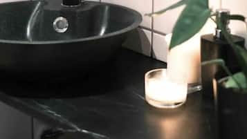 Een douche, een haardroger, handdoeken, zeep
