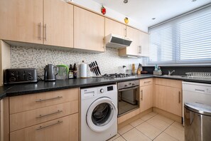 Réfrigérateur, four à micro-ondes, un four, lave-vaisselle