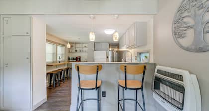 5 Mi to Cataloochee Ski Area! Family Home w/ Views