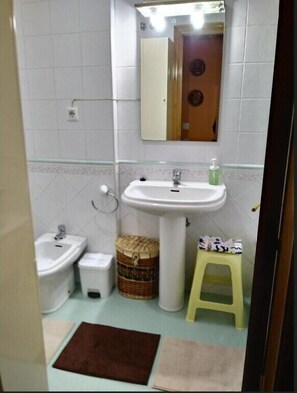 Bidet, Handtücher, Toilettenpapier